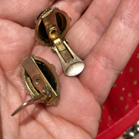 ⭐️Classic Vintage Clip Ons - Picture 2 of 3